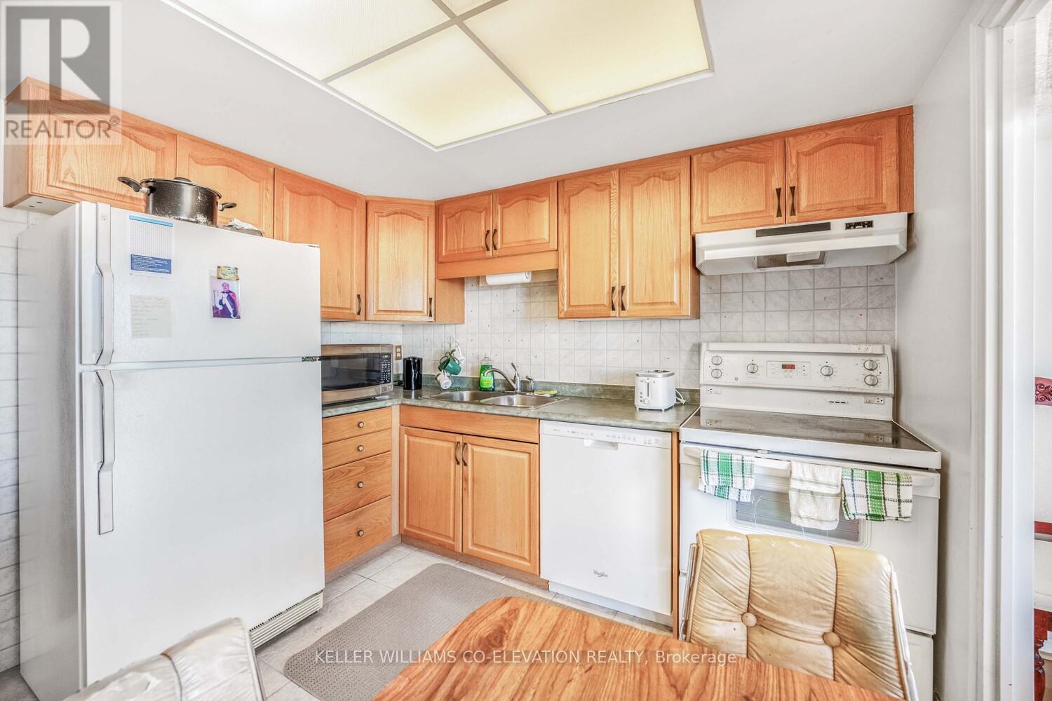 1604 - 880 Dundas Street W, Mississauga, Ontario  L5C 4H3 - Photo 9 - W12113627