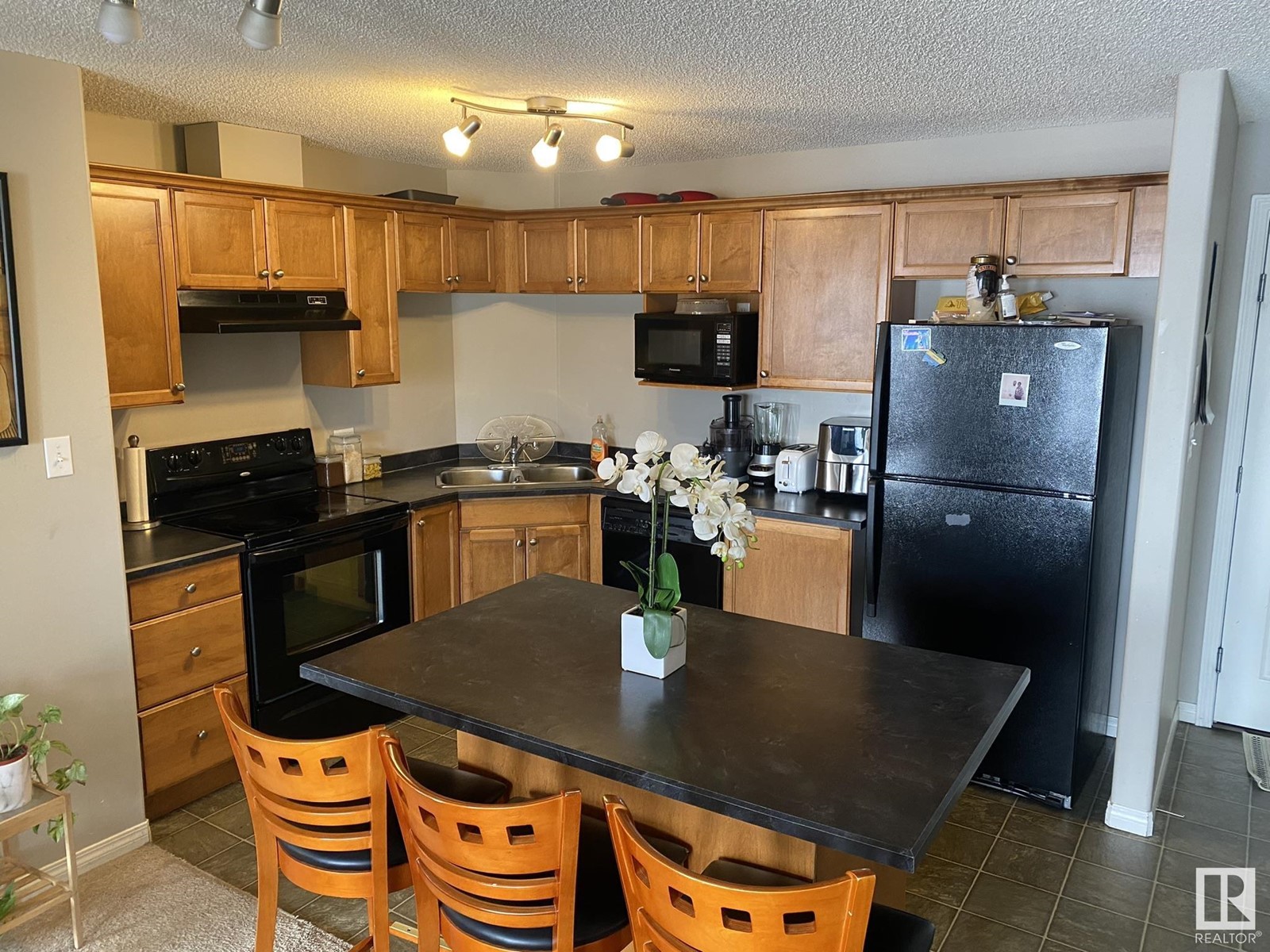 320 Clareview Station Dr Nw, Edmonton, Alberta  T5Y 0E5 - Photo 2 - E4433460