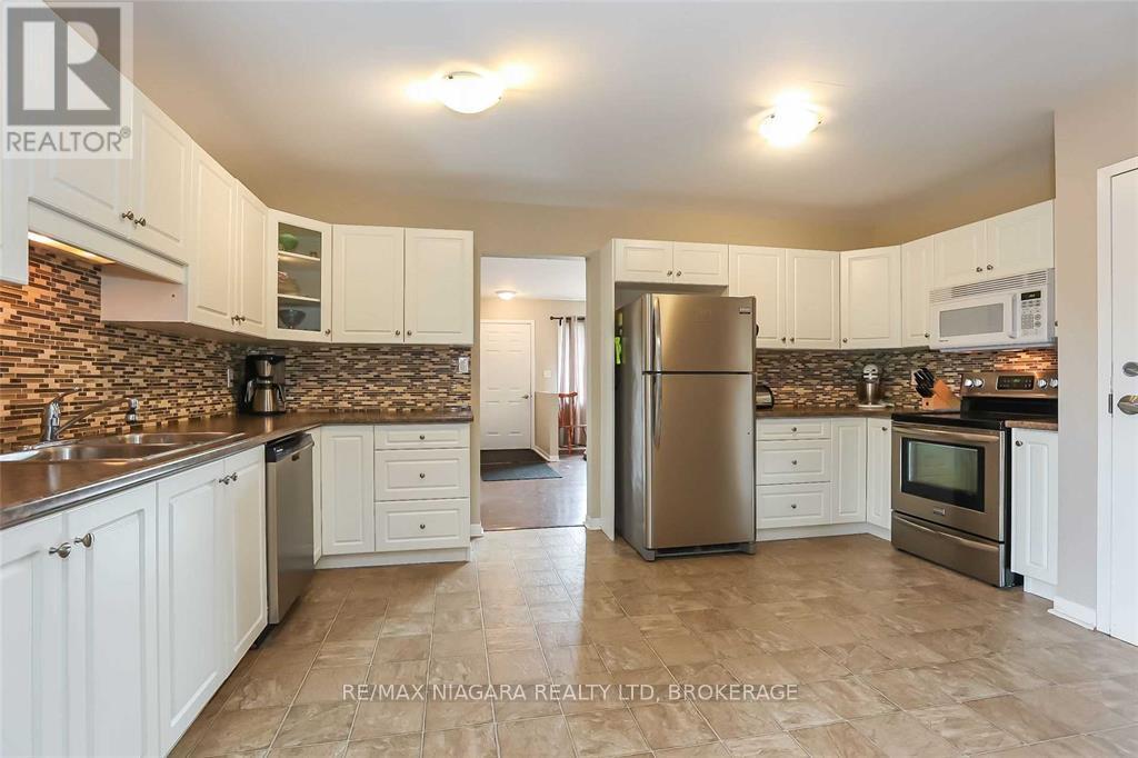 Property at 41 MEADOWVALE DRIVE image 3