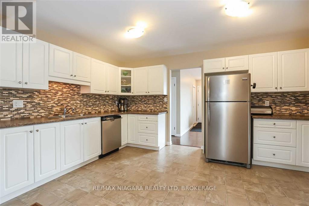 Property at 41 MEADOWVALE DRIVE image 4