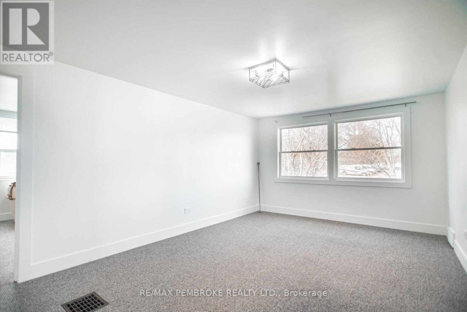 1206 Pembroke Street E, Laurentian Valley, Ontario  K8A 7R6 - Photo 34 - X12113788