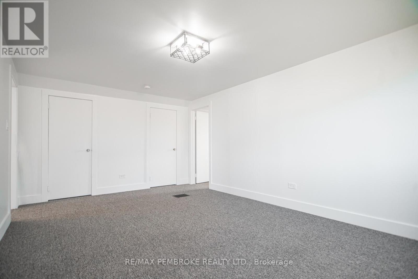 1206 Pembroke Street E, Laurentian Valley, Ontario  K8A 7R6 - Photo 35 - X12113788