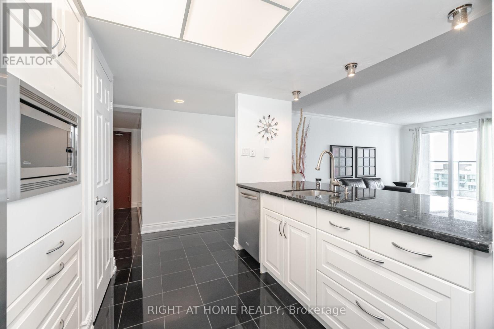 1812 - 77 Harbour Square, Toronto (Waterfront Communities), Ontario  M5J 2S2 - Photo 10 - C12113754
