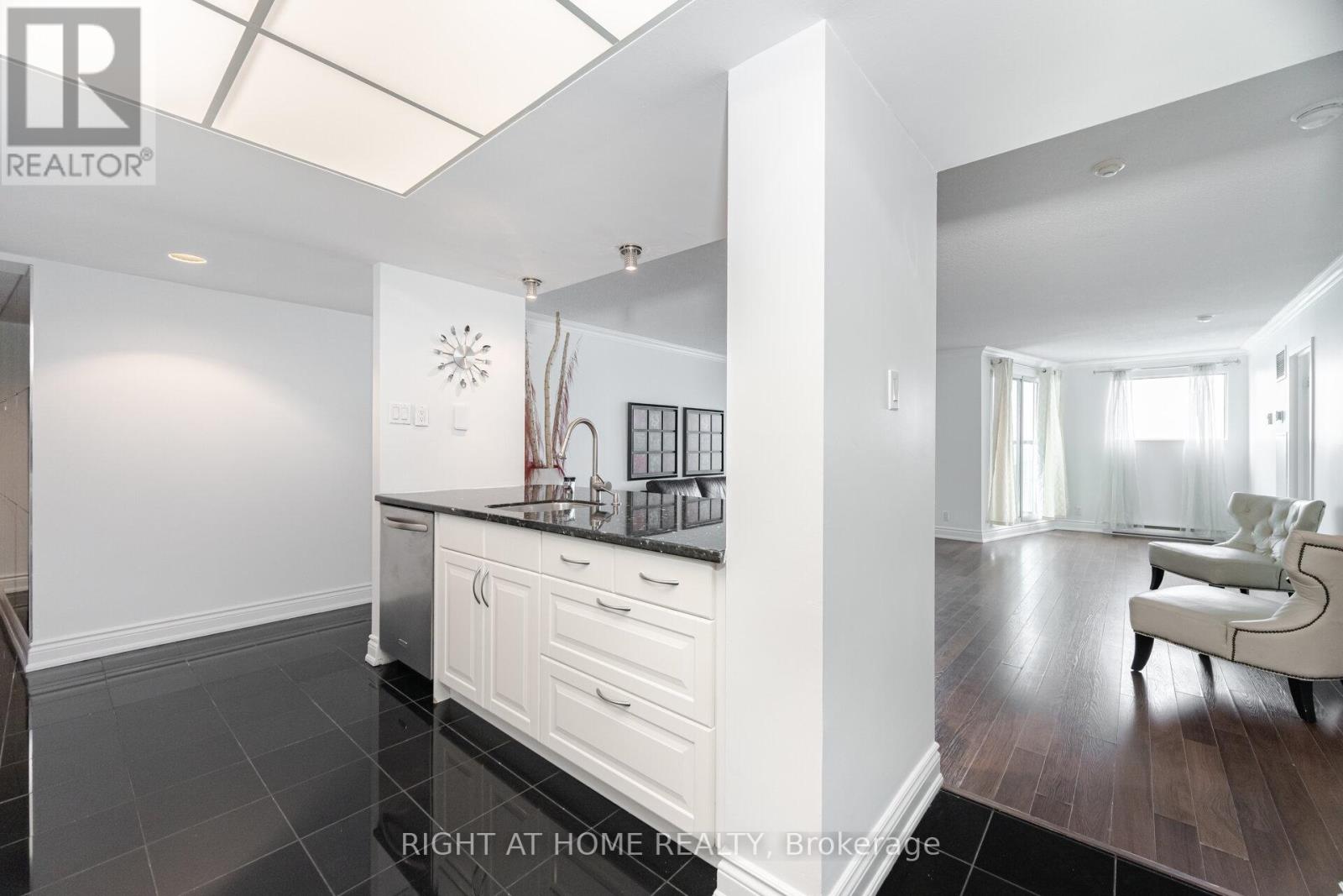 1812 - 77 Harbour Square, Toronto (Waterfront Communities), Ontario  M5J 2S2 - Photo 11 - C12113754