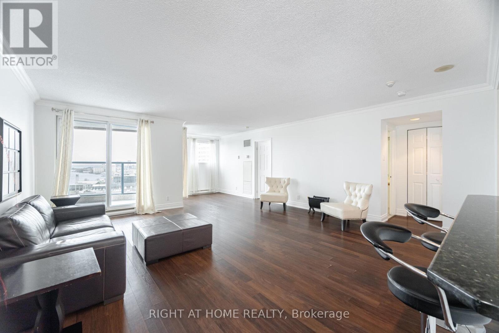 1812 - 77 Harbour Square, Toronto (Waterfront Communities), Ontario  M5J 2S2 - Photo 13 - C12113754