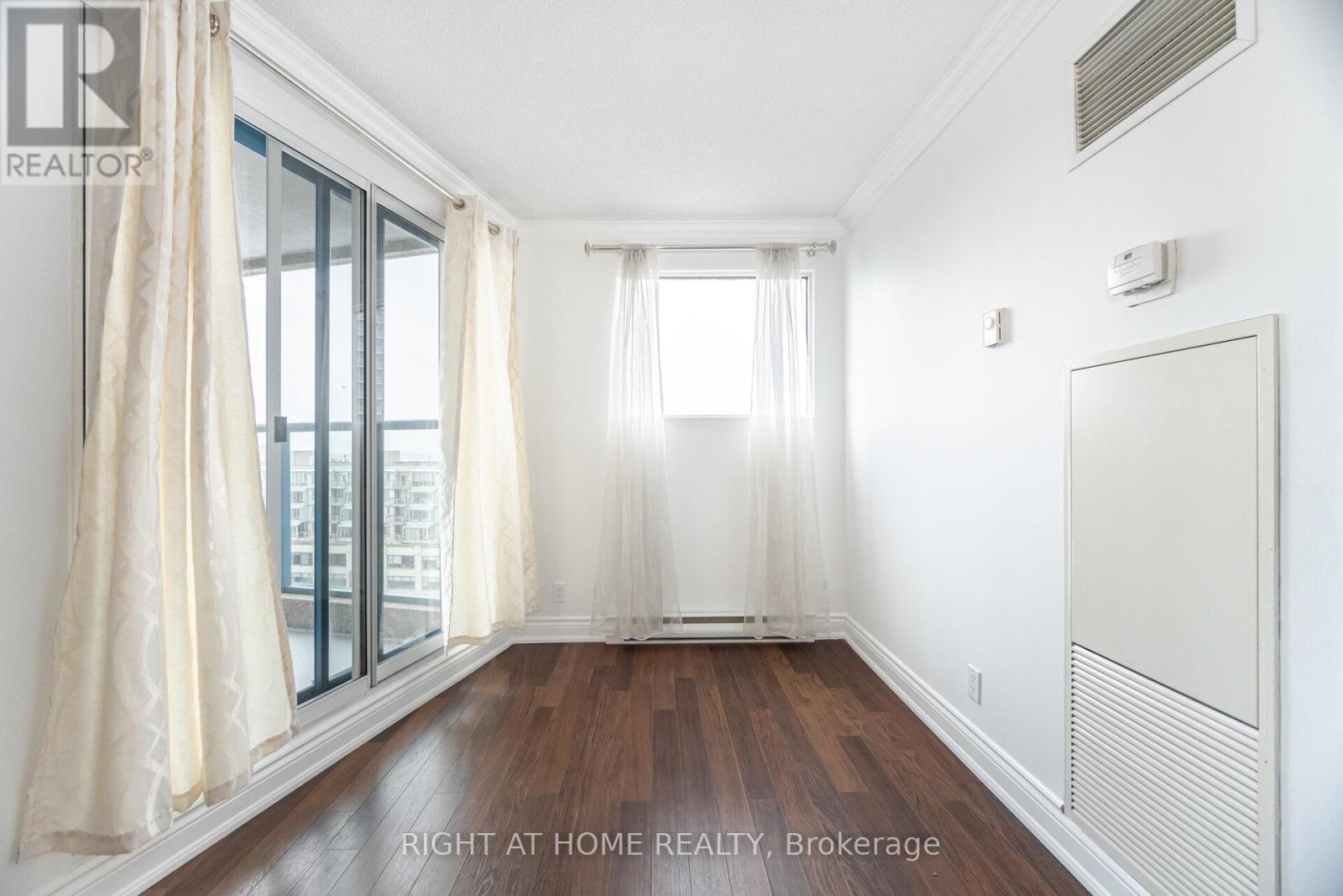 1812 - 77 Harbour Square, Toronto (Waterfront Communities), Ontario  M5J 2S2 - Photo 17 - C12113754