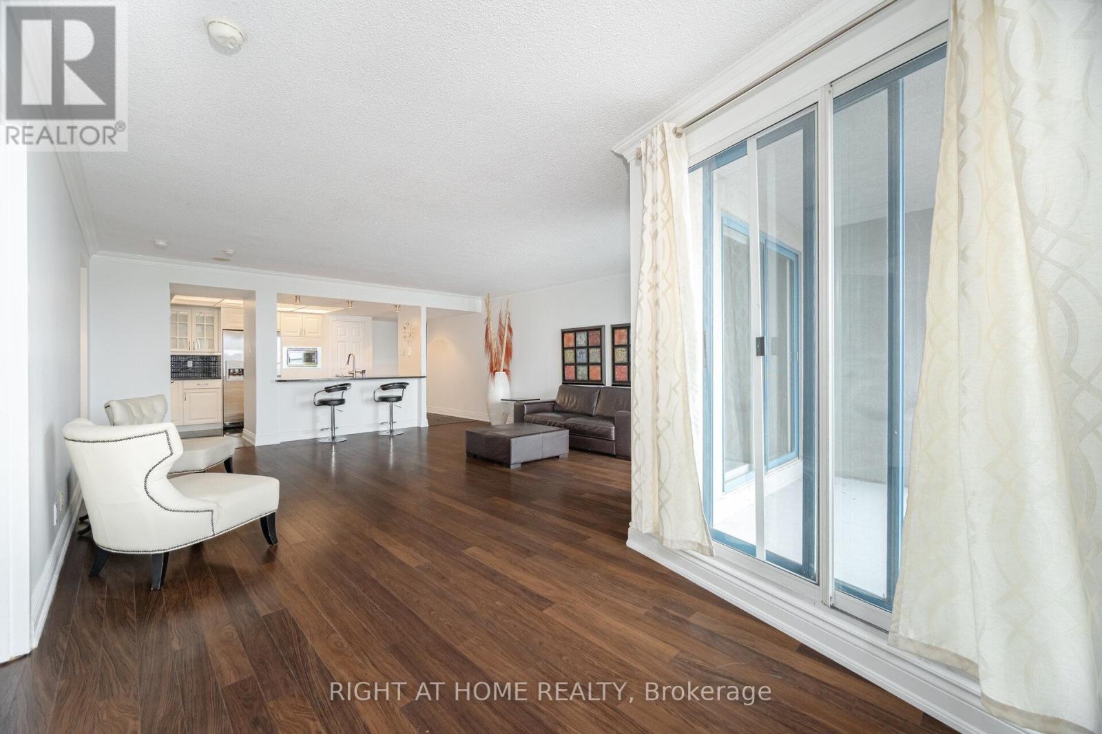 1812 - 77 Harbour Square, Toronto (Waterfront Communities), Ontario  M5J 2S2 - Photo 18 - C12113754
