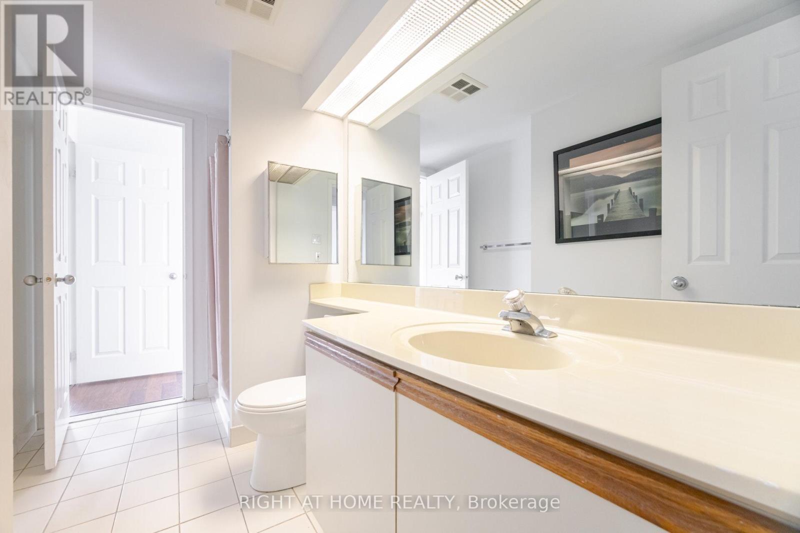 1812 - 77 Harbour Square, Toronto (Waterfront Communities), Ontario  M5J 2S2 - Photo 19 - C12113754