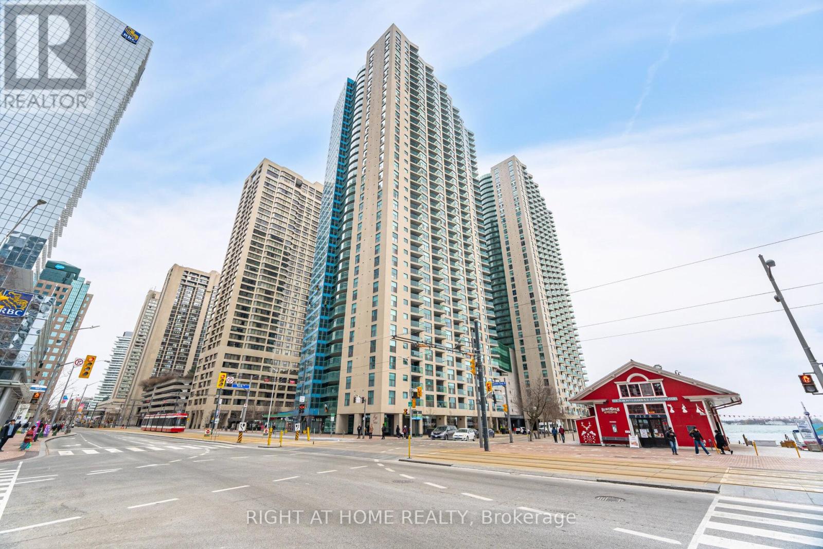1812 - 77 Harbour Square, Toronto (Waterfront Communities), Ontario  M5J 2S2 - Photo 2 - C12113754