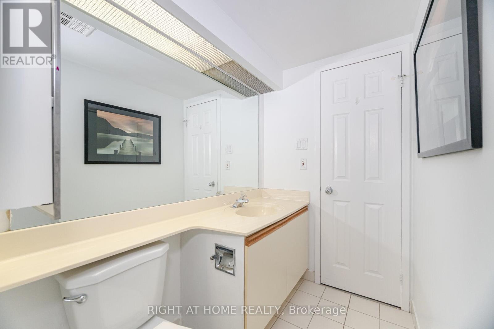 1812 - 77 Harbour Square, Toronto (Waterfront Communities), Ontario  M5J 2S2 - Photo 20 - C12113754