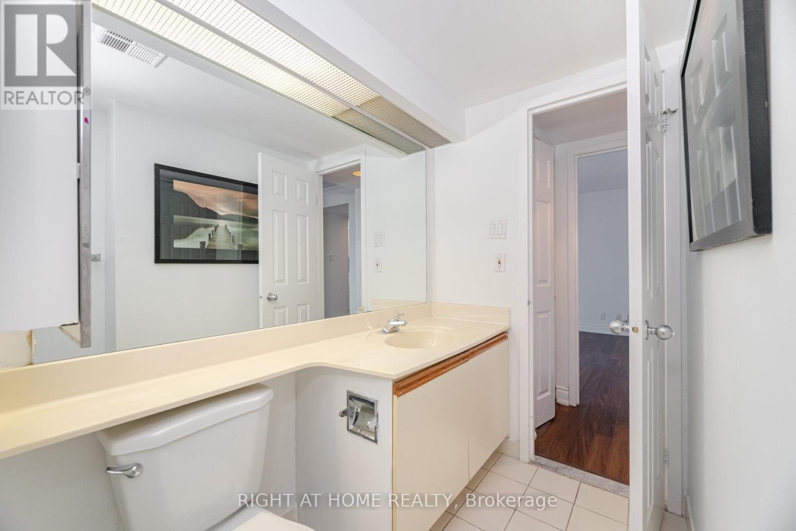 1812 - 77 Harbour Square, Toronto (Waterfront Communities), Ontario  M5J 2S2 - Photo 22 - C12113754