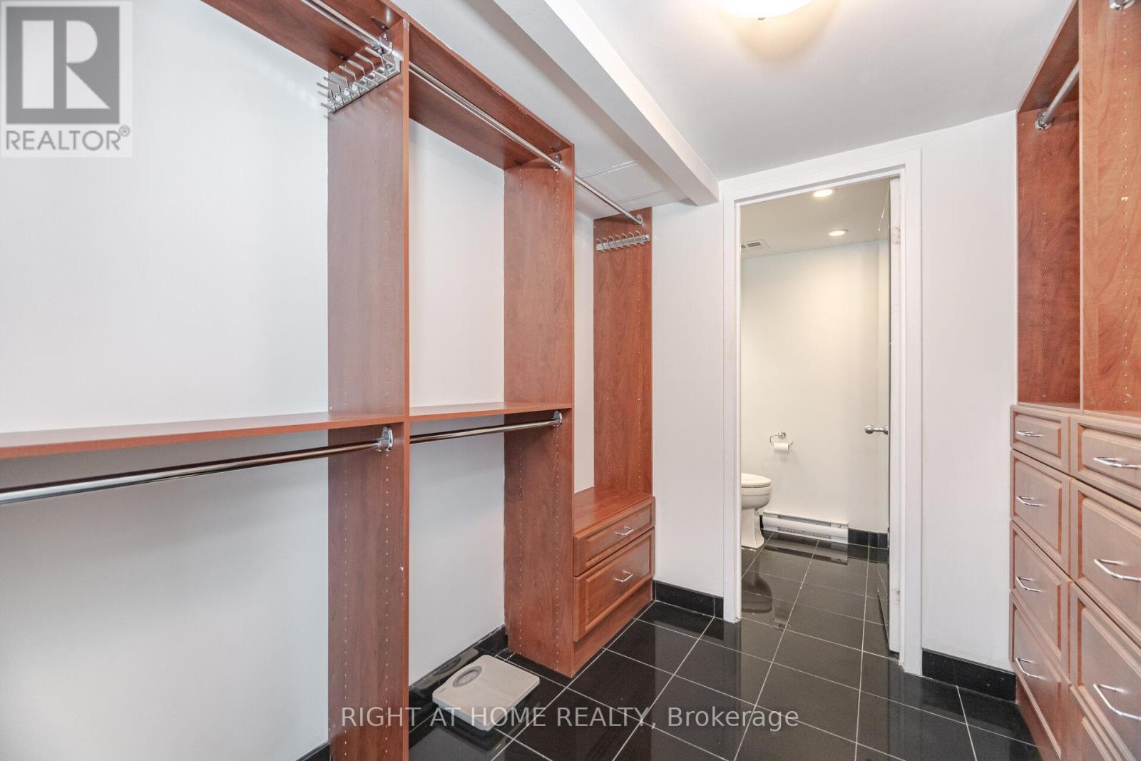 1812 - 77 Harbour Square, Toronto (Waterfront Communities), Ontario  M5J 2S2 - Photo 27 - C12113754
