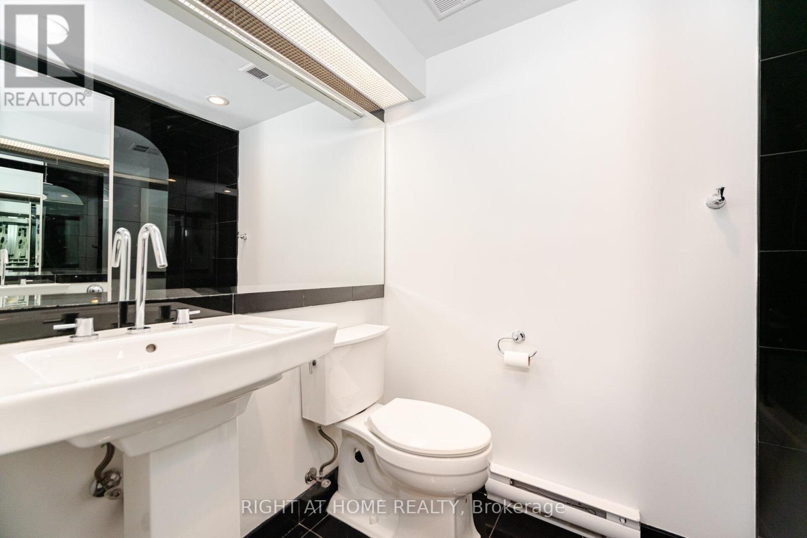 1812 - 77 Harbour Square, Toronto (Waterfront Communities), Ontario  M5J 2S2 - Photo 28 - C12113754