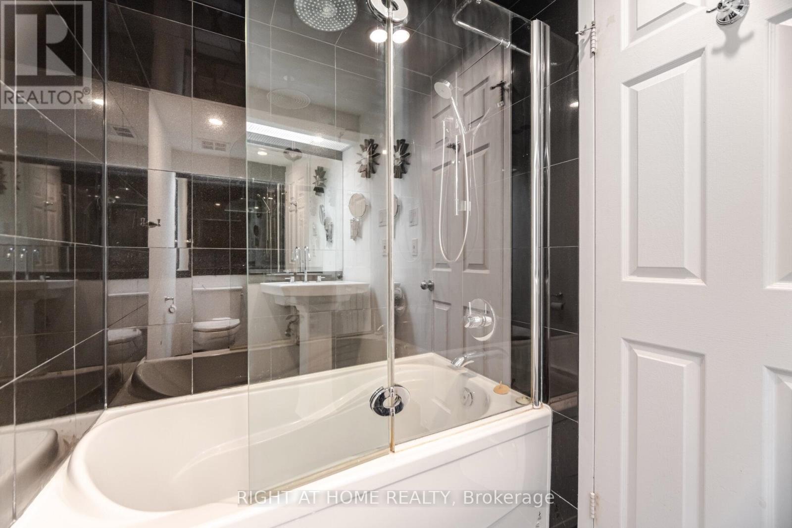 1812 - 77 Harbour Square, Toronto (Waterfront Communities), Ontario  M5J 2S2 - Photo 29 - C12113754