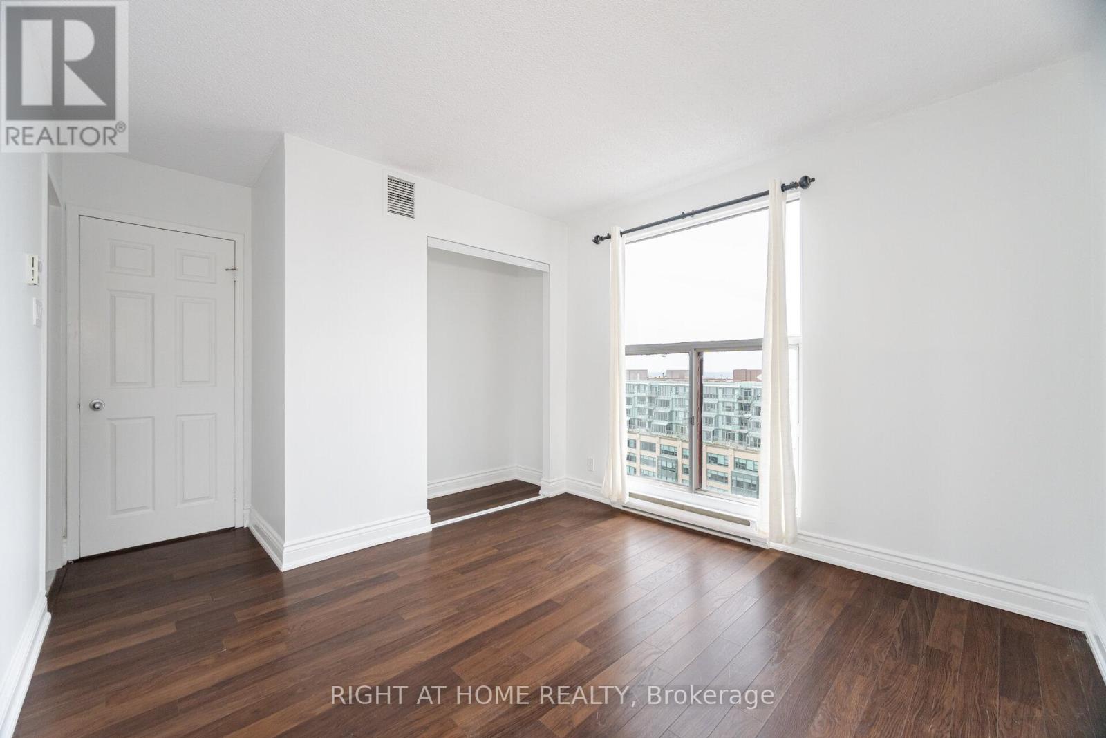 1812 - 77 Harbour Square, Toronto (Waterfront Communities), Ontario  M5J 2S2 - Photo 31 - C12113754