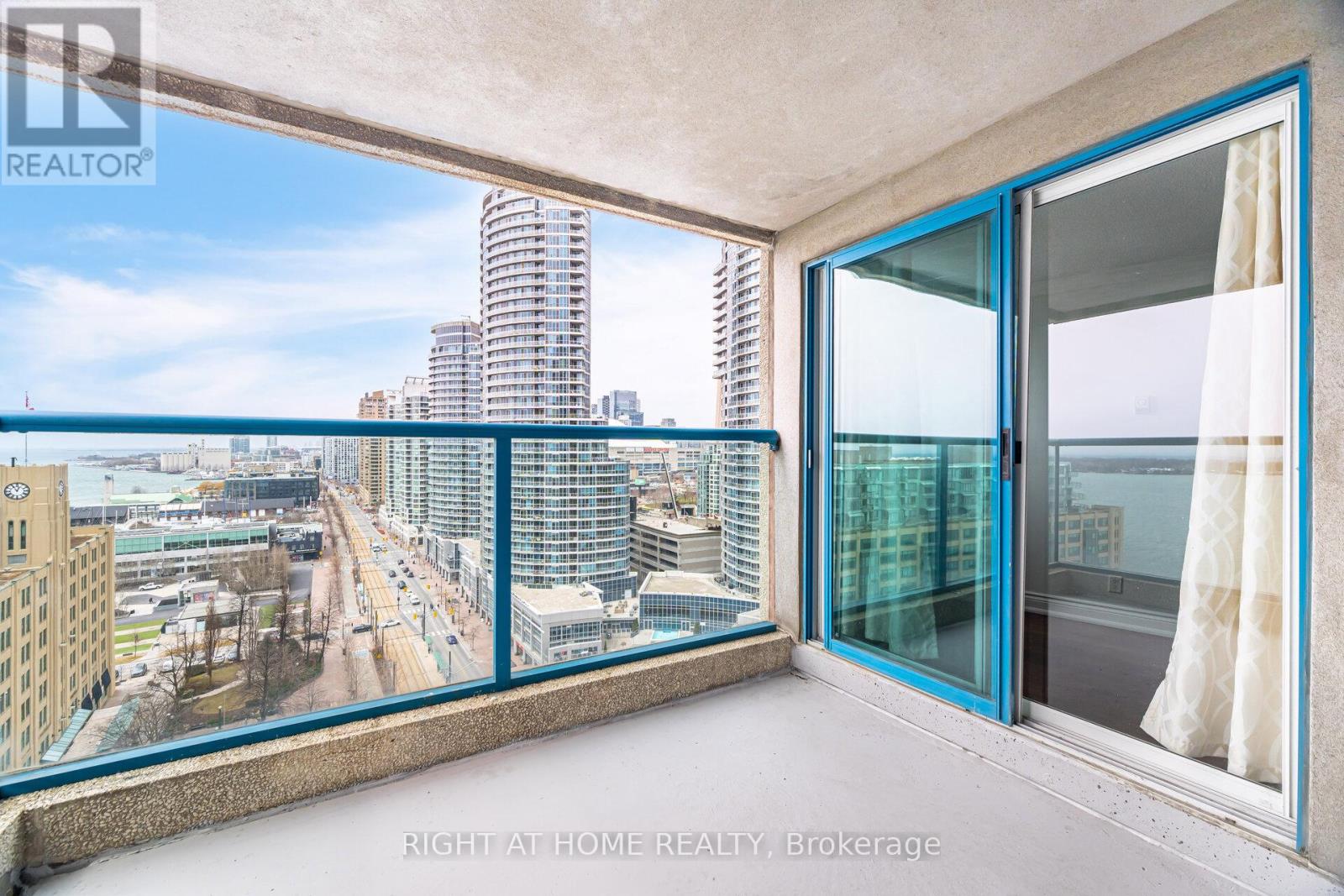 1812 - 77 Harbour Square, Toronto (Waterfront Communities), Ontario  M5J 2S2 - Photo 38 - C12113754