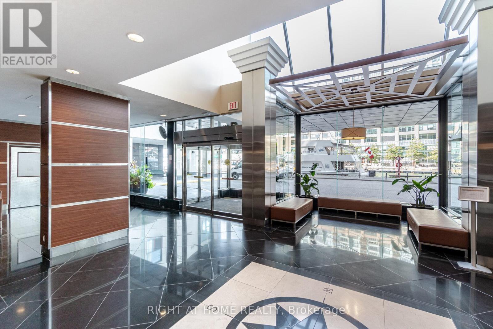 1812 - 77 Harbour Square, Toronto (Waterfront Communities), Ontario  M5J 2S2 - Photo 4 - C12113754