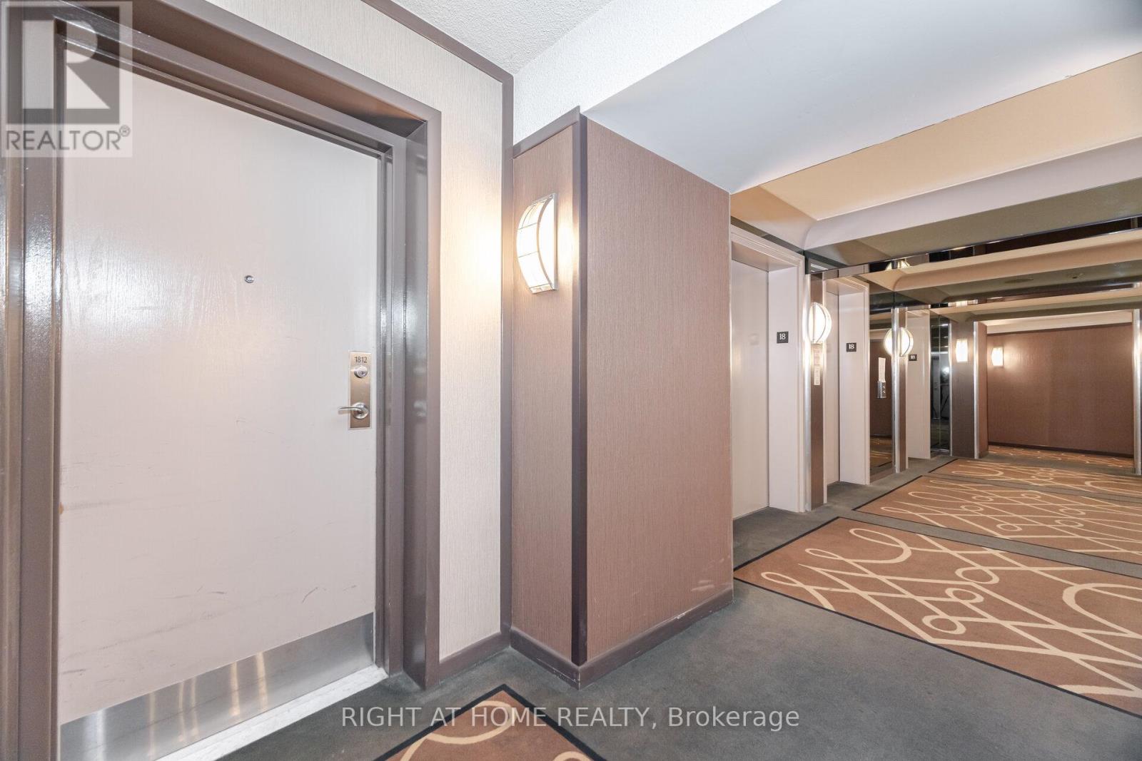 1812 - 77 Harbour Square, Toronto (Waterfront Communities), Ontario  M5J 2S2 - Photo 5 - C12113754