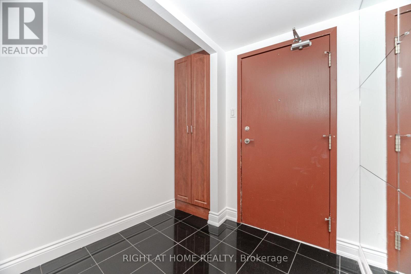 1812 - 77 Harbour Square, Toronto (Waterfront Communities), Ontario  M5J 2S2 - Photo 6 - C12113754
