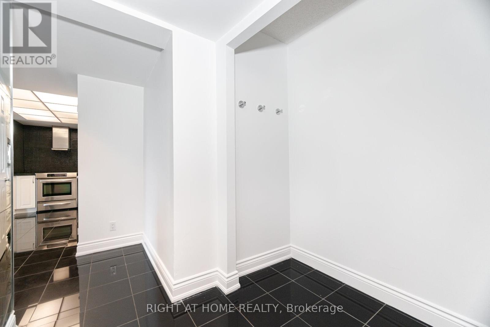 1812 - 77 Harbour Square, Toronto (Waterfront Communities), Ontario  M5J 2S2 - Photo 7 - C12113754