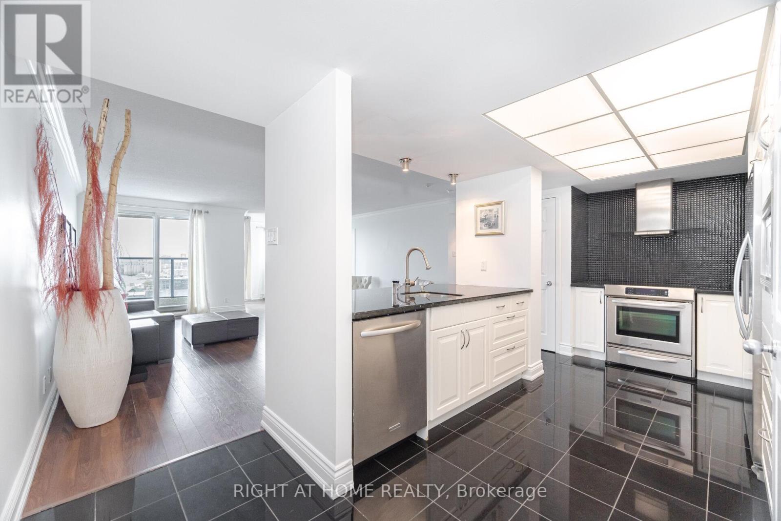 1812 - 77 Harbour Square, Toronto (Waterfront Communities), Ontario  M5J 2S2 - Photo 8 - C12113754