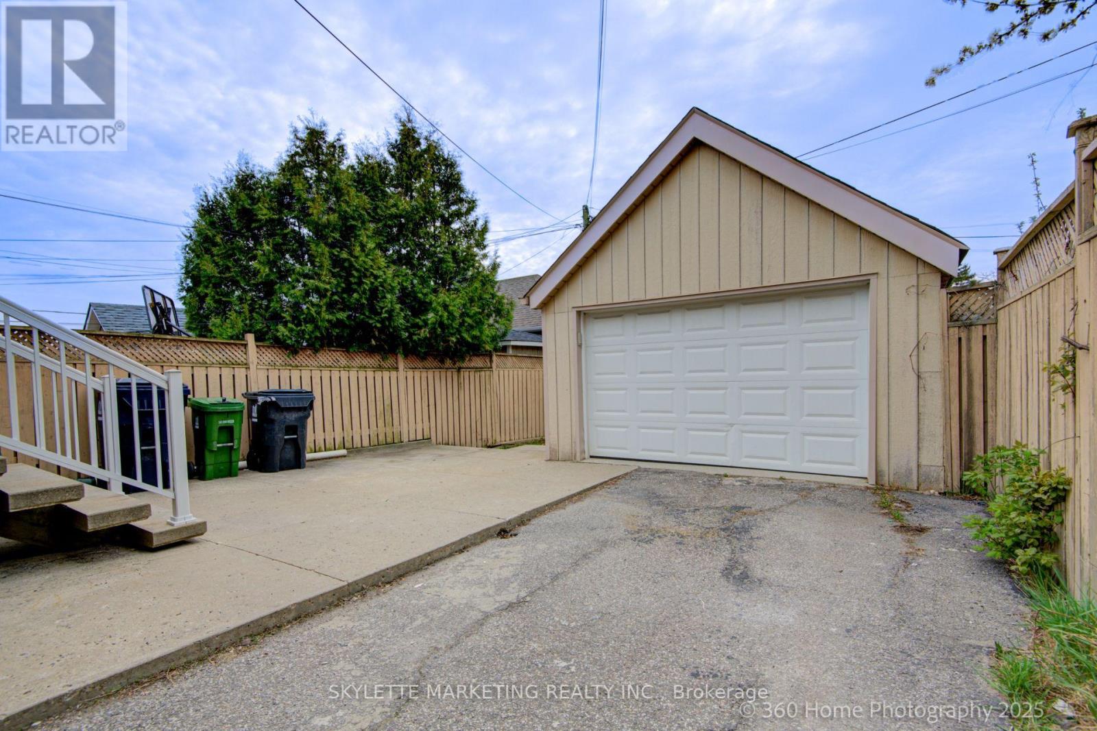 184 Scott Road, Toronto, Ontario  M6M 3T8 - Photo 4 - W12082230