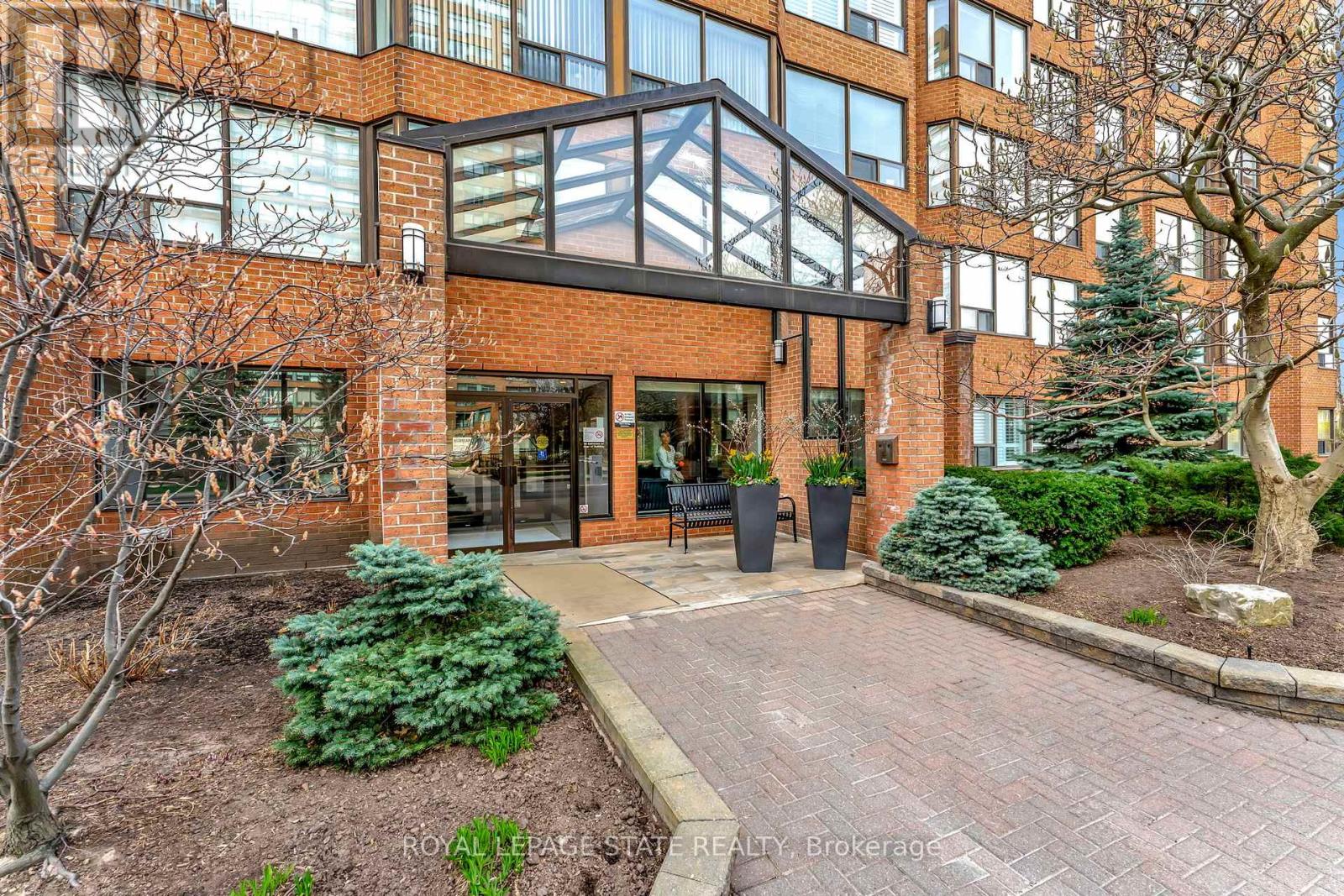 1610 - 1270 Maple Crossing Boulevard, Burlington (Brant), Ontario  L7S 2J3 - Photo 5 - W12113785