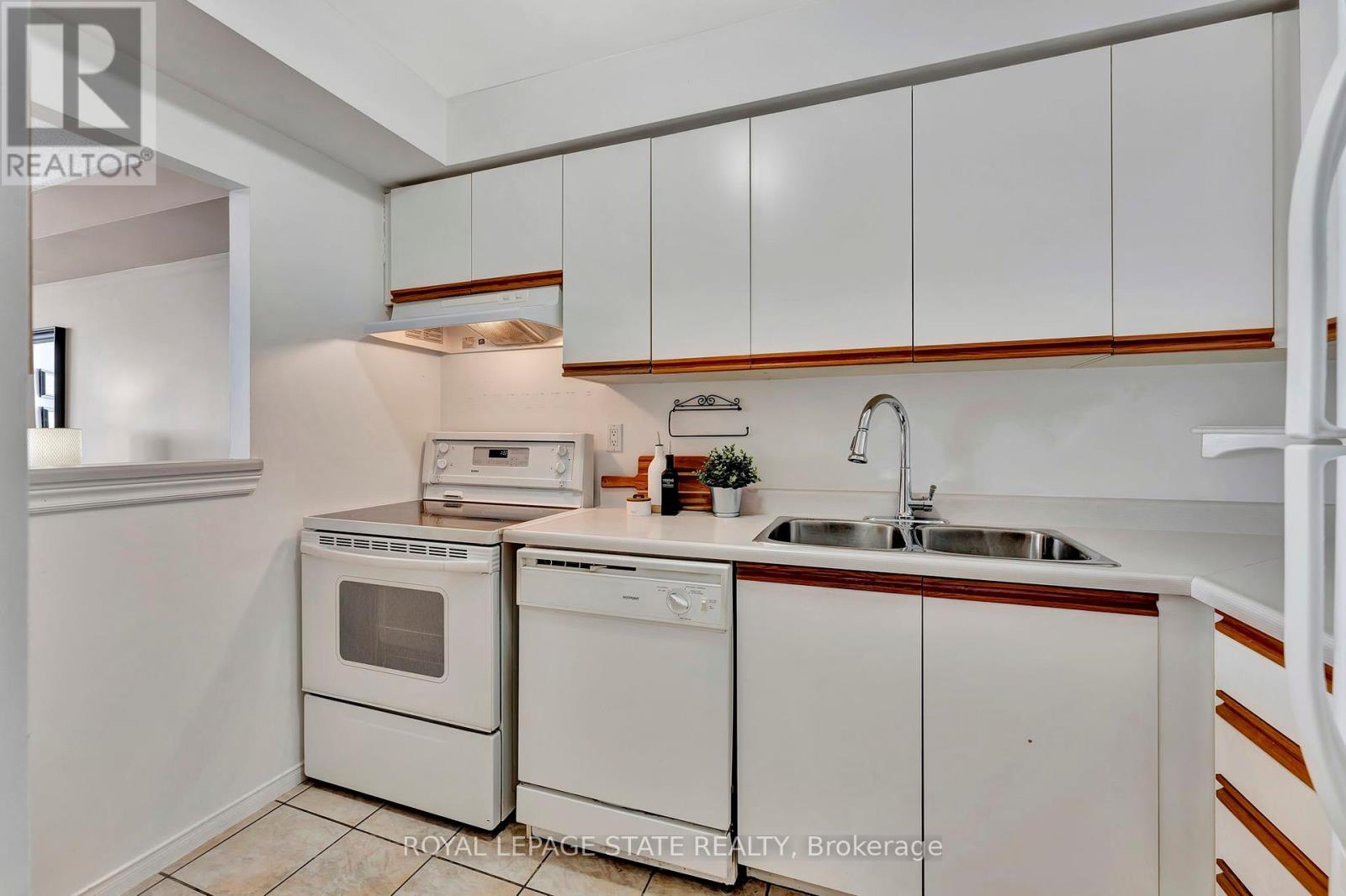 1610 - 1270 Maple Crossing Boulevard, Burlington (Brant), Ontario  L7S 2J3 - Photo 7 - W12113785