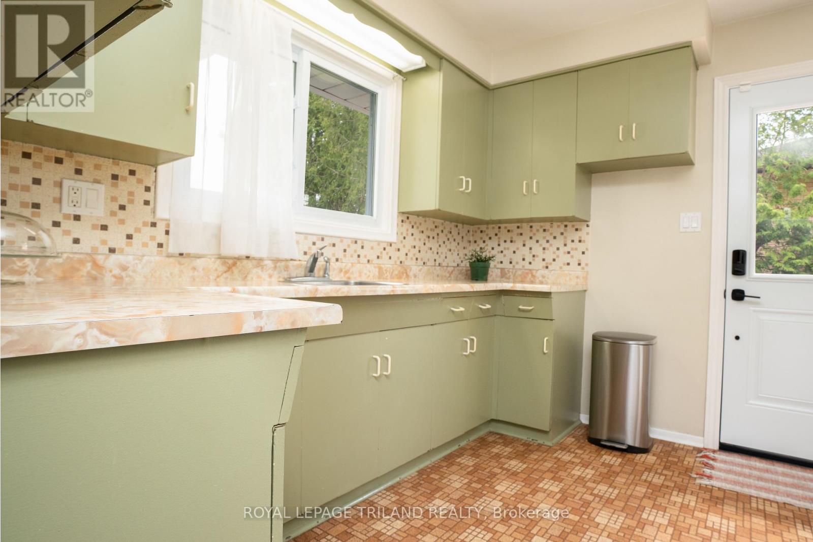 49 Madeira Drive, London East, Ontario  N5V 2M3 - Photo 10 - X12113934