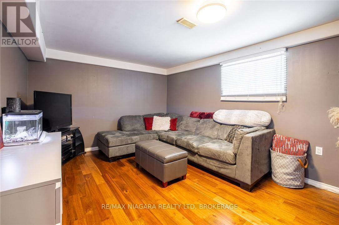 35 Davidson Street, St. Catharines (E. Chester), Ontario  L2R 2V3 - Photo 13 - X12113852