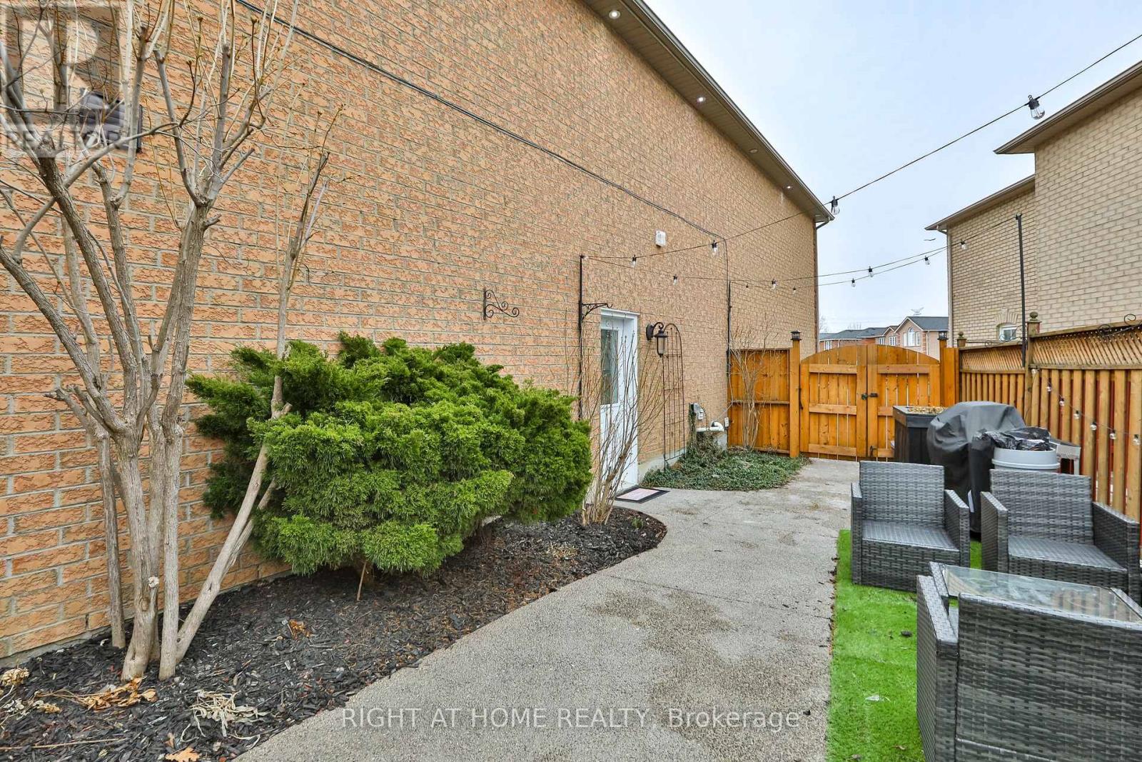 25 Rockford Run, Brampton, Ontario  L6Y 5A5 - Photo 47 - W12059450