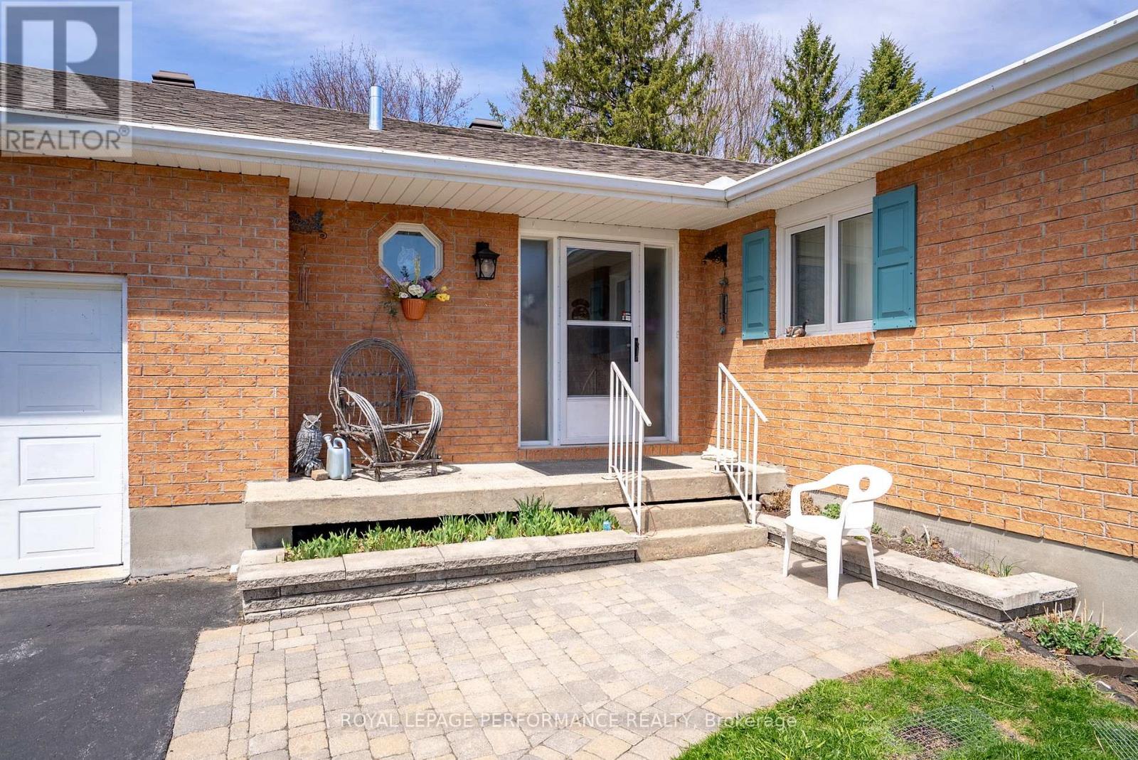 6232 Dalton Court, South Glengarry, Ontario  K0C 1E0 - Photo 4 - X12113942