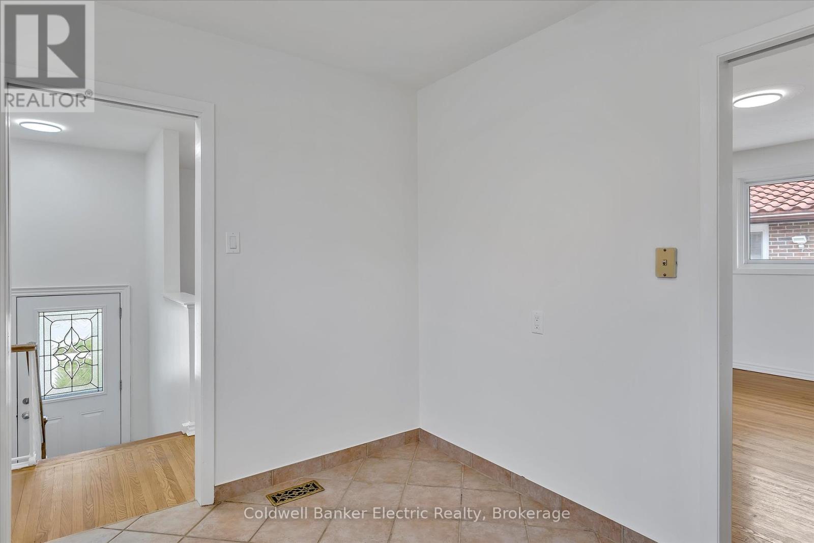 299 Bellevue Street, Peterborough North, Ontario  K9H 5E8 - Photo 16 - X12113803