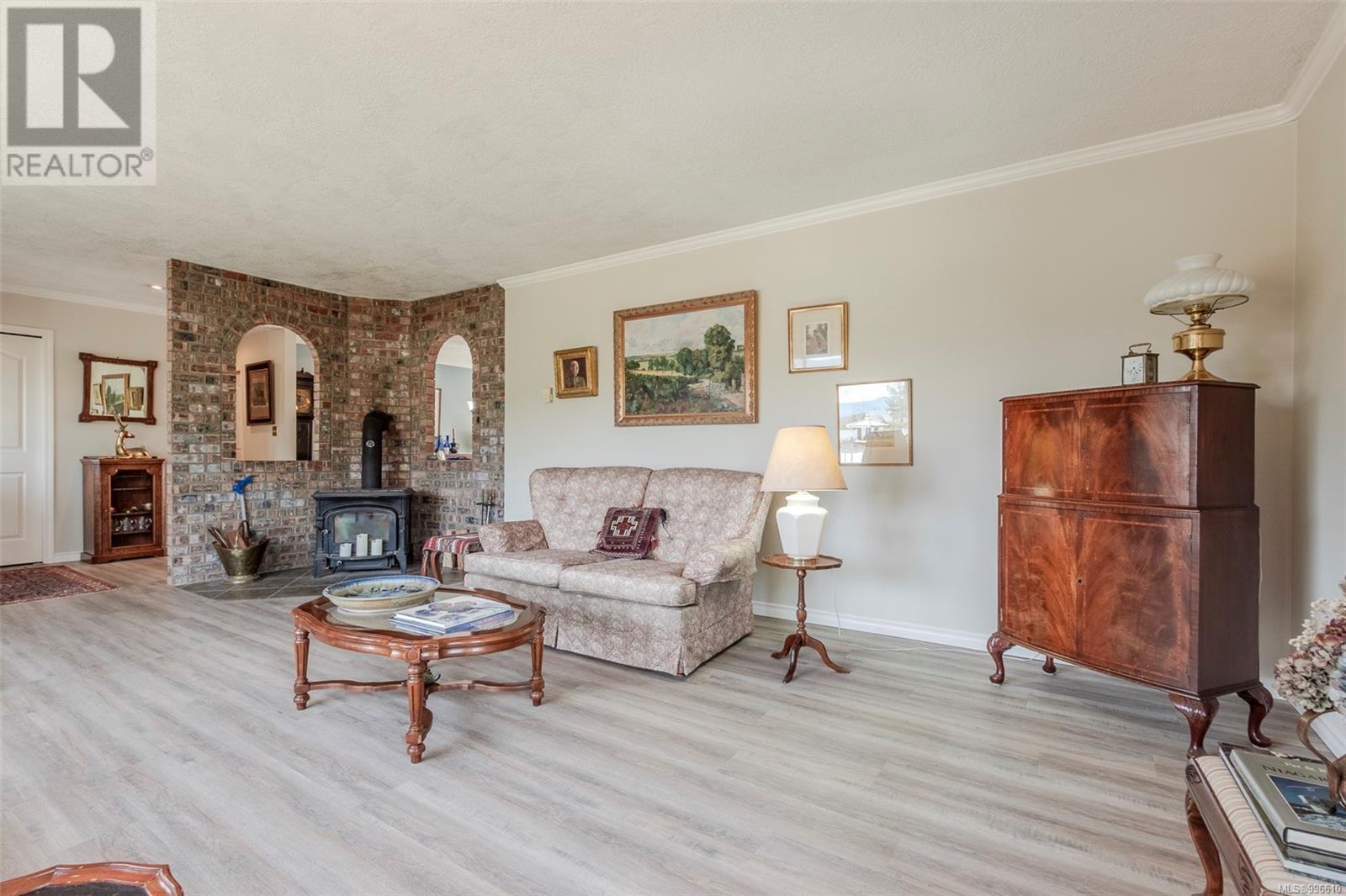 Property at 664 Springbank Pl image 5