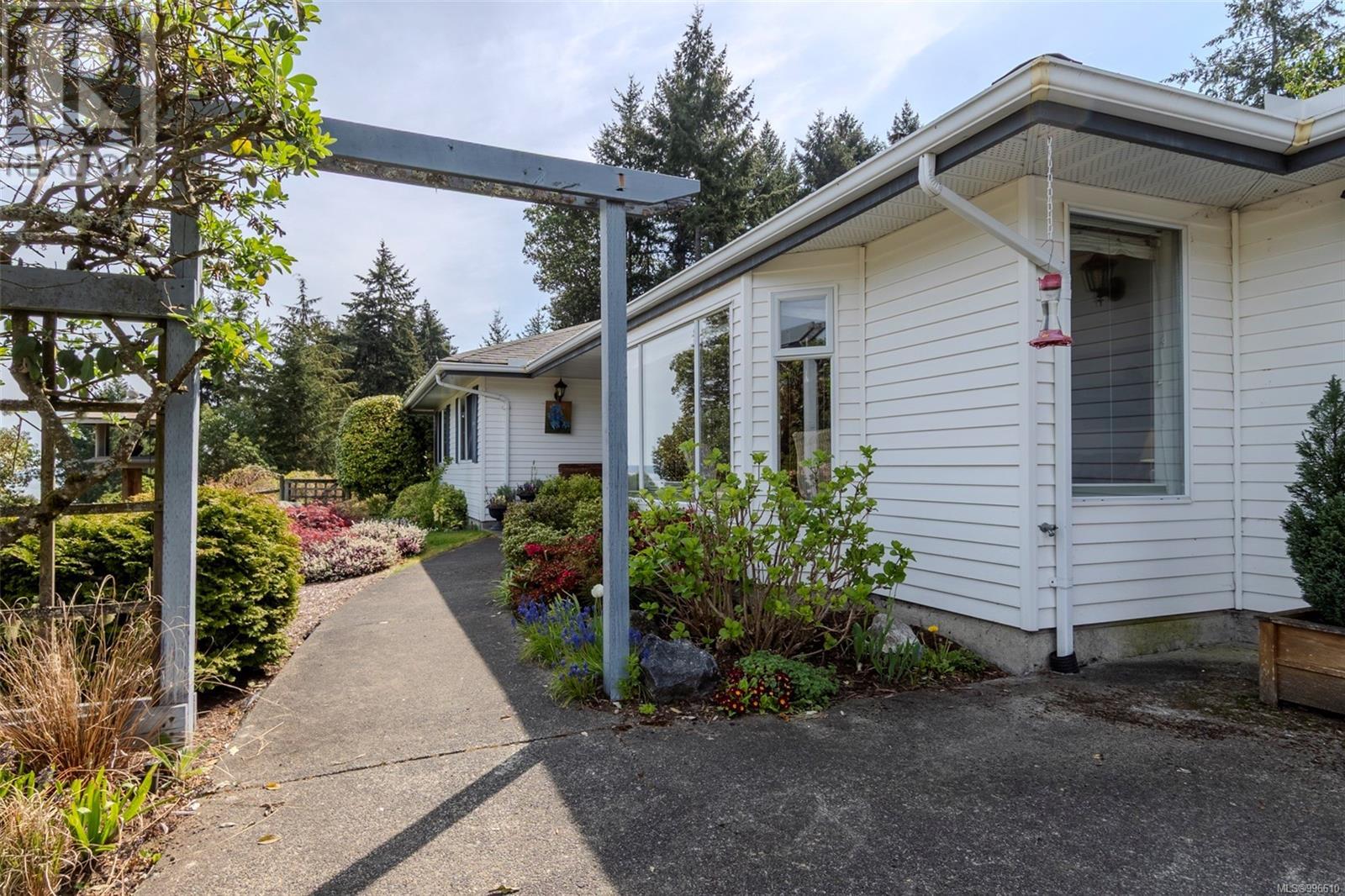 Property at 664 Springbank Pl image 3