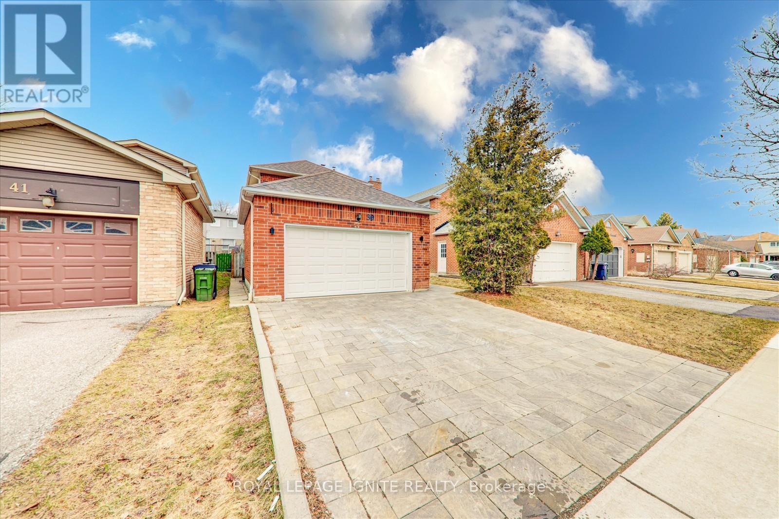 <div class="slider-price">$1,248,800</div><p>39 Maberley Crescent, Toronto, Ontario</p>