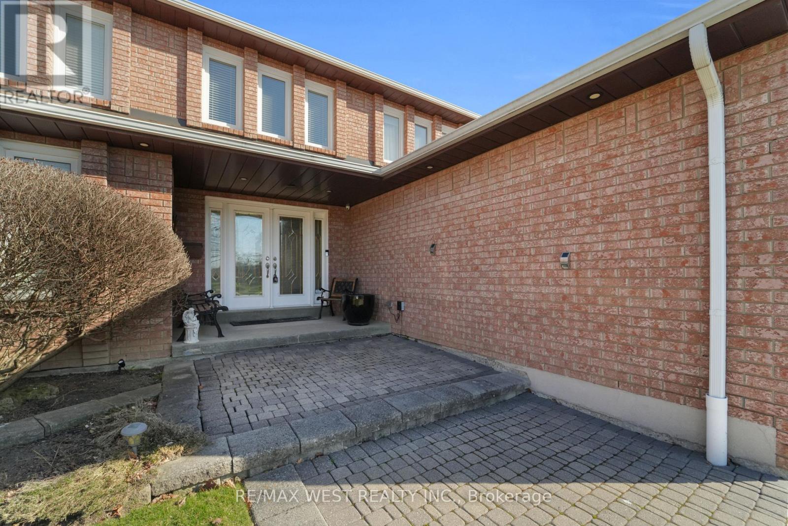 Property at 303 WYCLIFFE AVENUE image 3