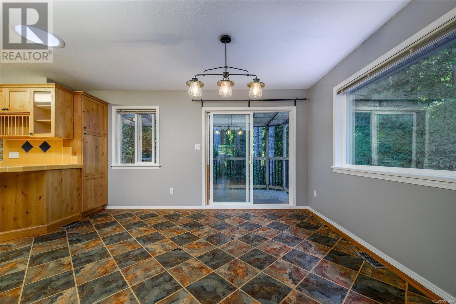 Property at 909 Brookfield Pl image 5