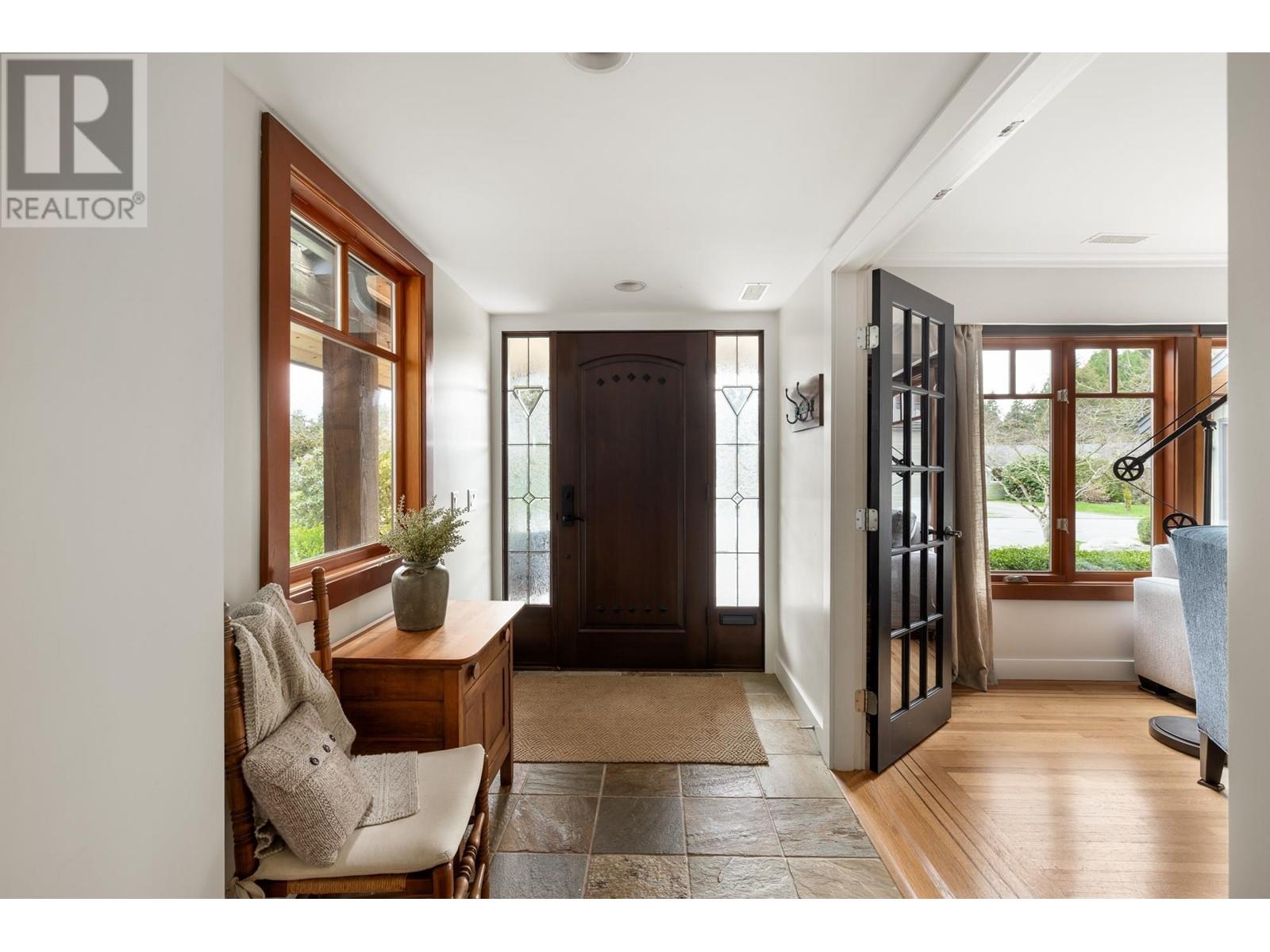 986 Tudor Avenue, North Vancouver, British Columbia  V7R 1X7 - Photo 4 - R2986844