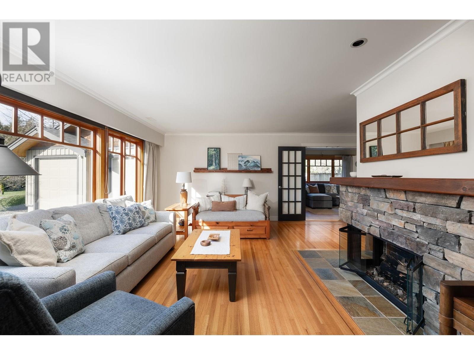 986 Tudor Avenue, North Vancouver, British Columbia  V7R 1X7 - Photo 5 - R2986844