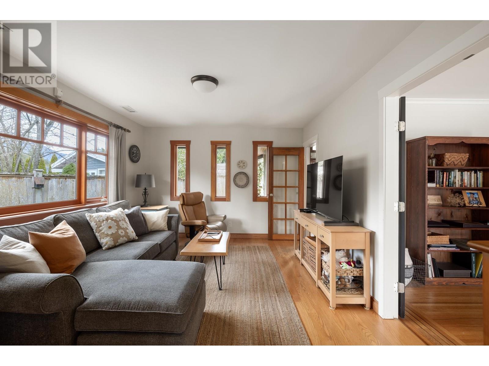 986 Tudor Avenue, North Vancouver, British Columbia  V7R 1X7 - Photo 8 - R2986844