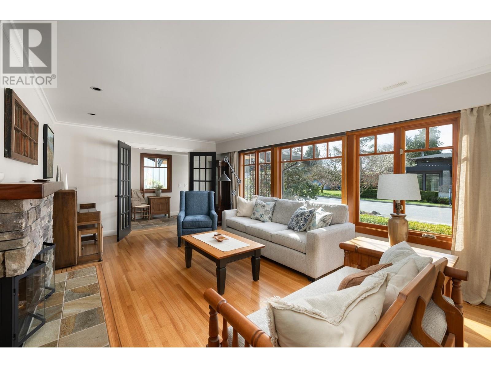 986 Tudor Avenue, North Vancouver, British Columbia  V7R 1X7 - Photo 6 - R2986844