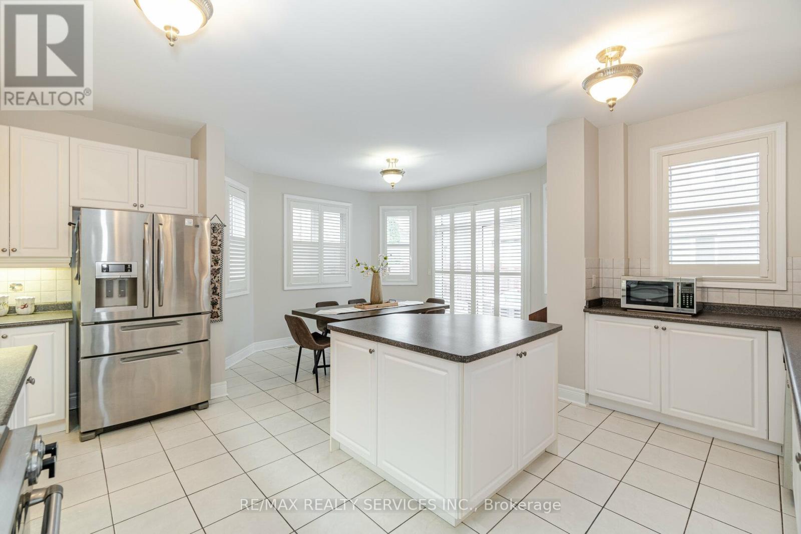 32 Radial Street, Brampton, Ontario  L6Y 5K7 - Photo 10 - W12114029
