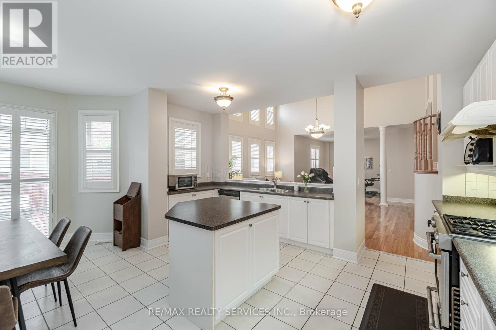 32 Radial Street, Brampton, Ontario  L6Y 5K7 - Photo 11 - W12114029