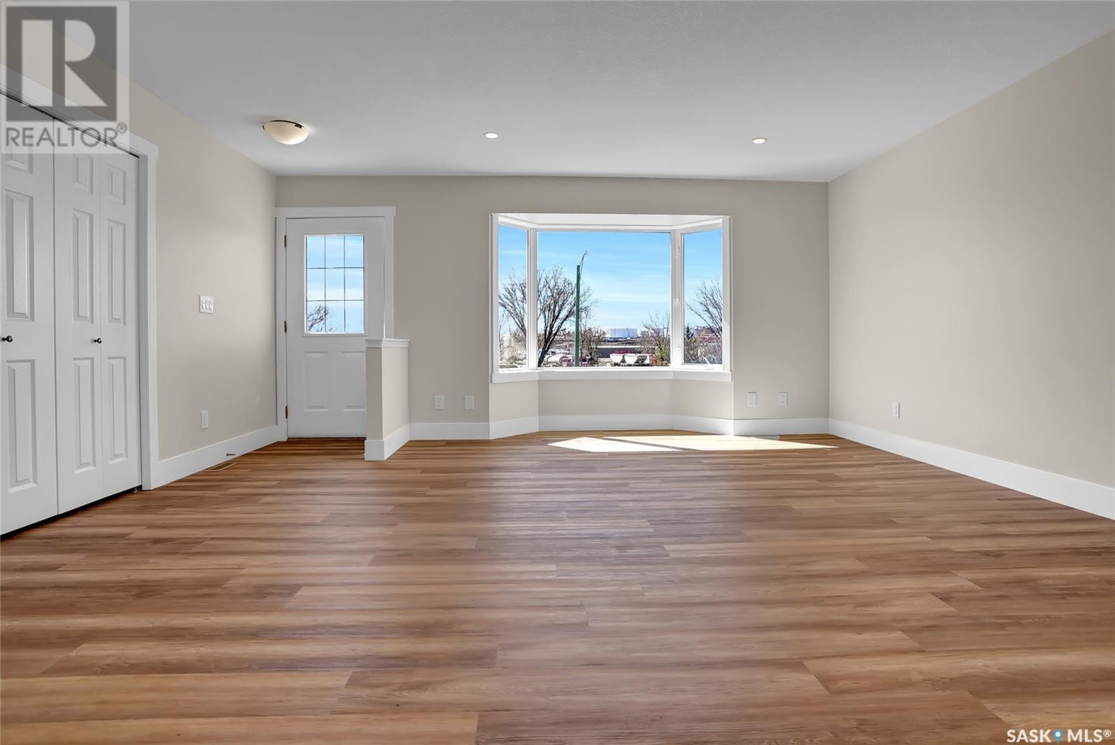 Property at 918 Fairford STREET E image 5