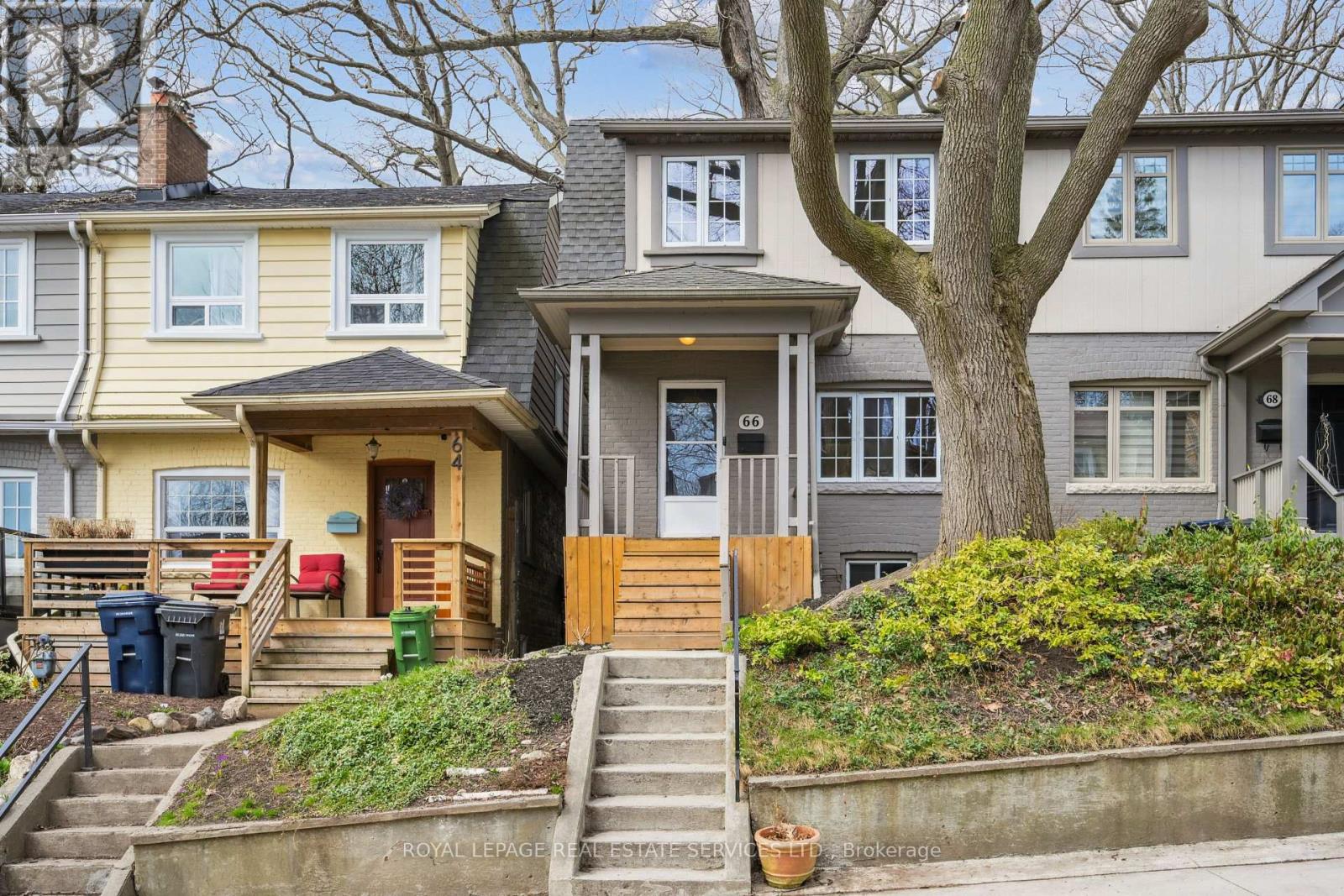 <div class="slider-price">$1,099,000</div><p>66 Kingsmount Park Road, Toronto, Ontario</p>