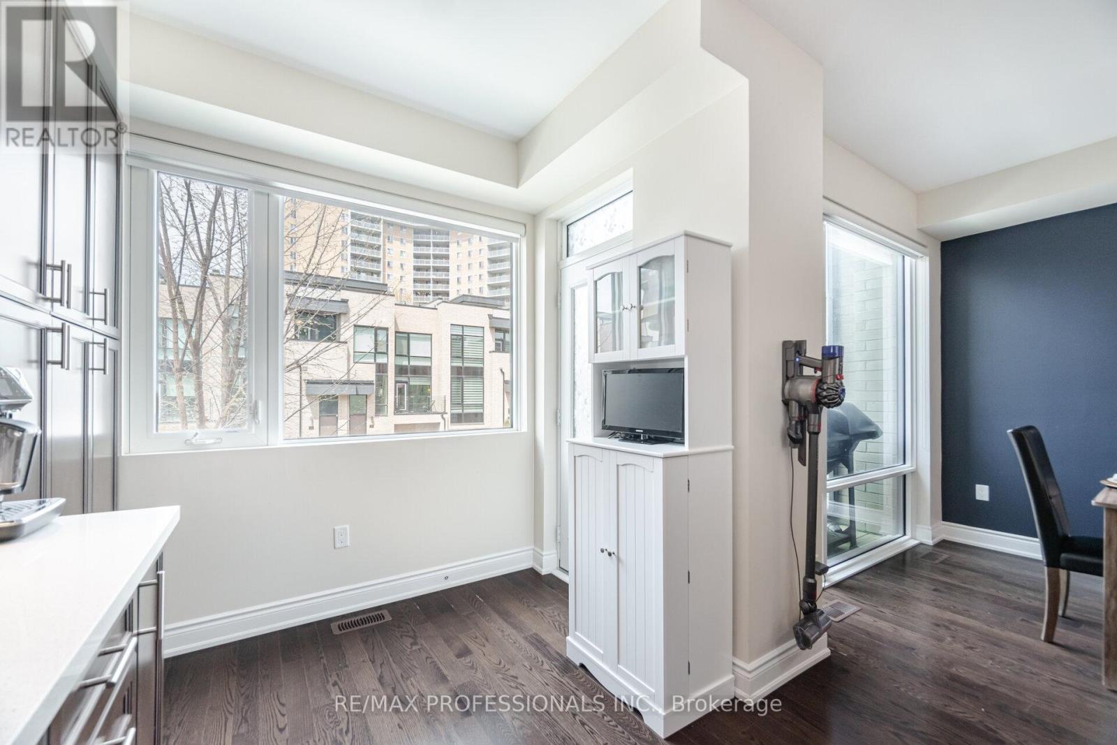 31 Pony Farm Drive, Toronto, Ontario  M9R 4B2 - Photo 12 - W12113670