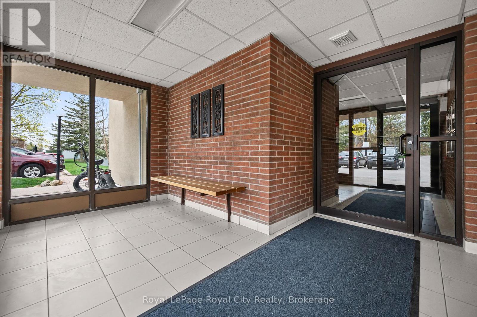 208 - 75 Silvercreek Parkway N, Guelph, Ontario  N1H 7R9 - Photo 2 - X12114088