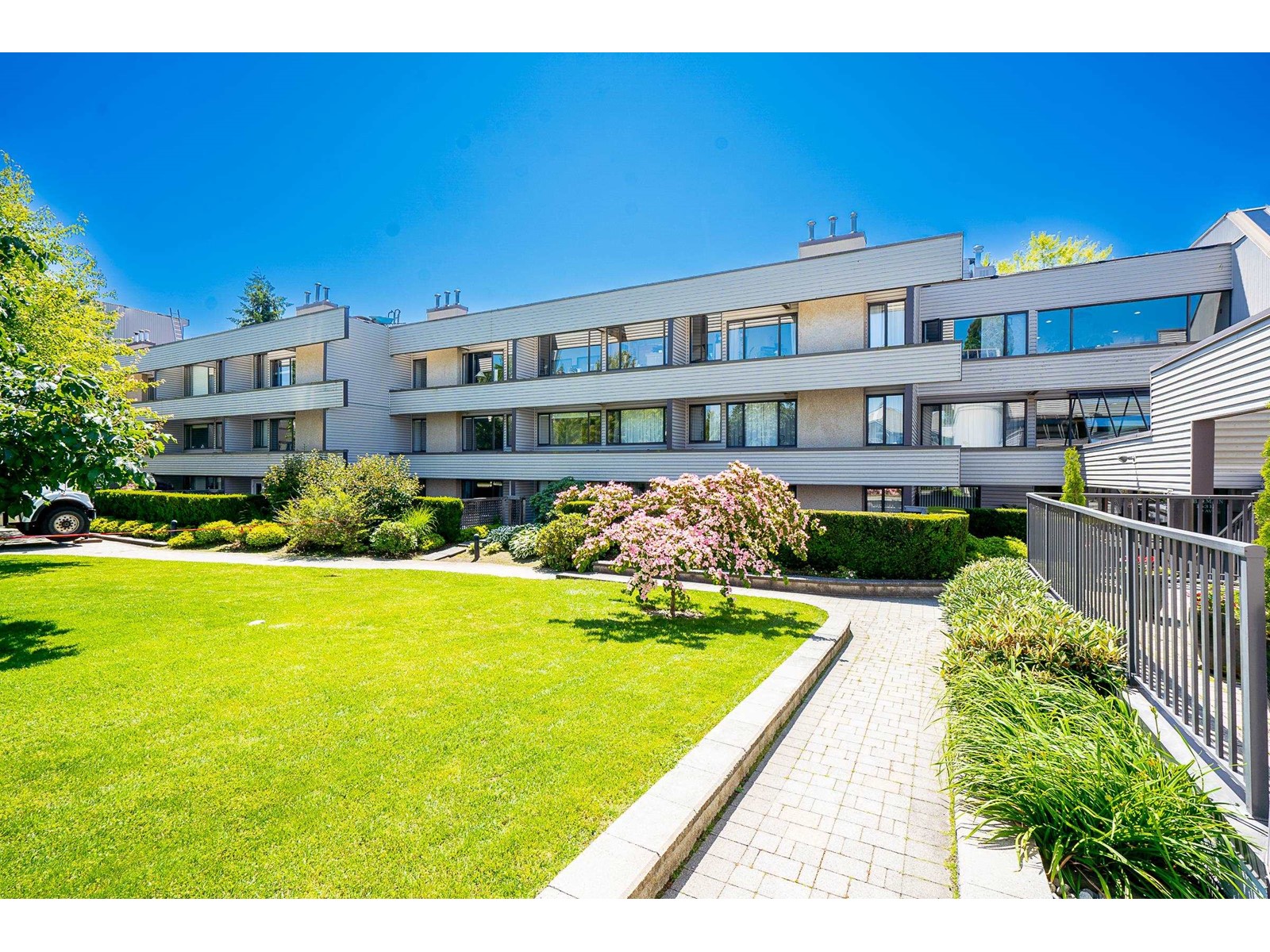 305 15313 19 Avenue, Surrey, British Columbia  V4A 1X6 - Photo 2 - R2996315