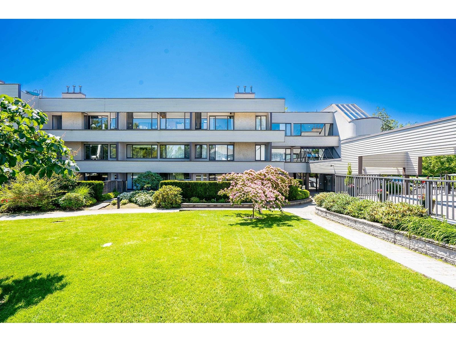 305 15313 19 Avenue, Surrey, British Columbia  V4A 1X6 - Photo 1 - R2996315